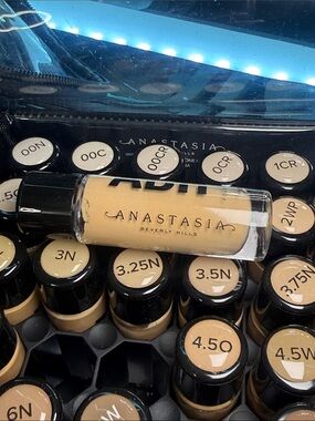Anastasia Beverly Hills Foundation Set – 41 shades with black travel case